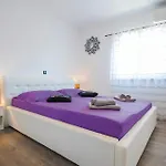 3 Bedroom Cozy In 펜션