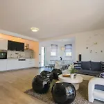 3 Bedroom Cozy In 펜션 Grubine