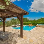 3 Bedroom Cozy In Grubine