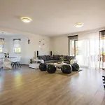 펜션 3 Bedroom Cozy In Grubine