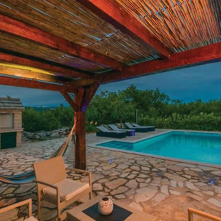 Hébergement de vacances 3 Bedroom Cozy In Grubine