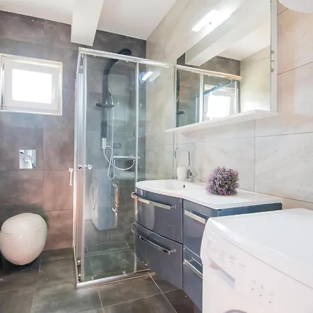 3 Bedroom Cozy In Grubine