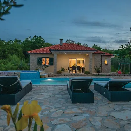 3 Bedroom Cozy In Hébergement de vacances Grubine