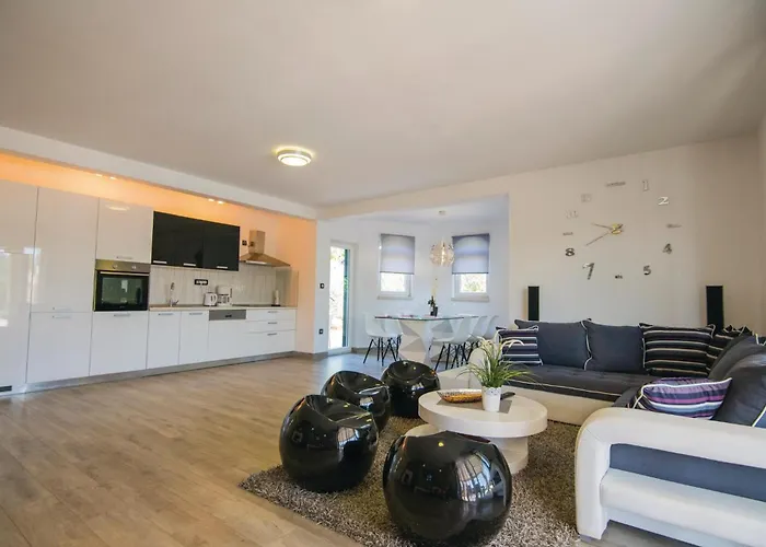 3 Bedroom Cozy In Hébergement de vacances Grubine