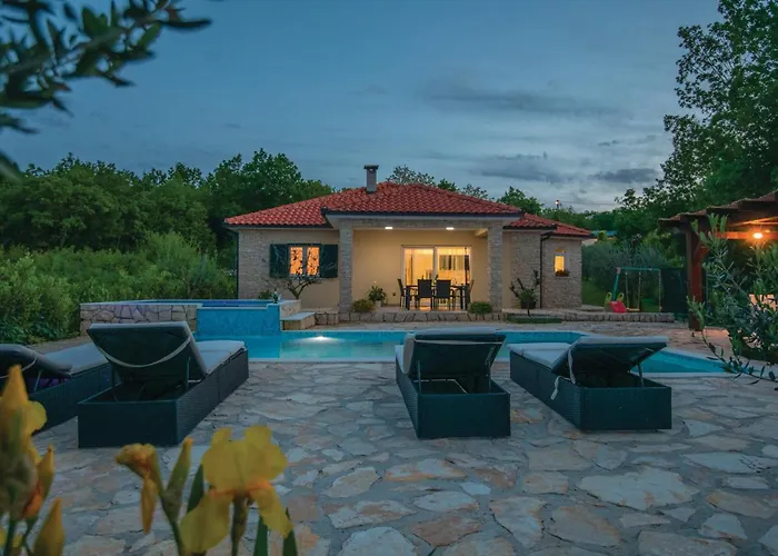 3 Bedroom Cozy In Hébergement de vacances Grubine