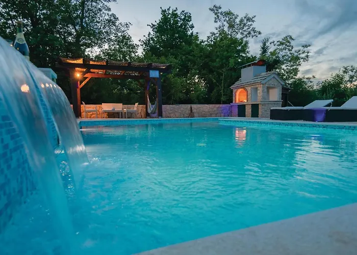 Hébergement de vacances 3 Bedroom Cozy In Grubine